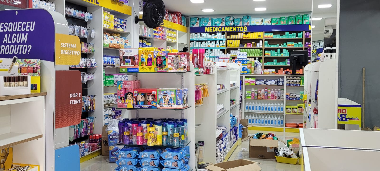 Farmacêutica atendendo cliente com atenção e cuidado