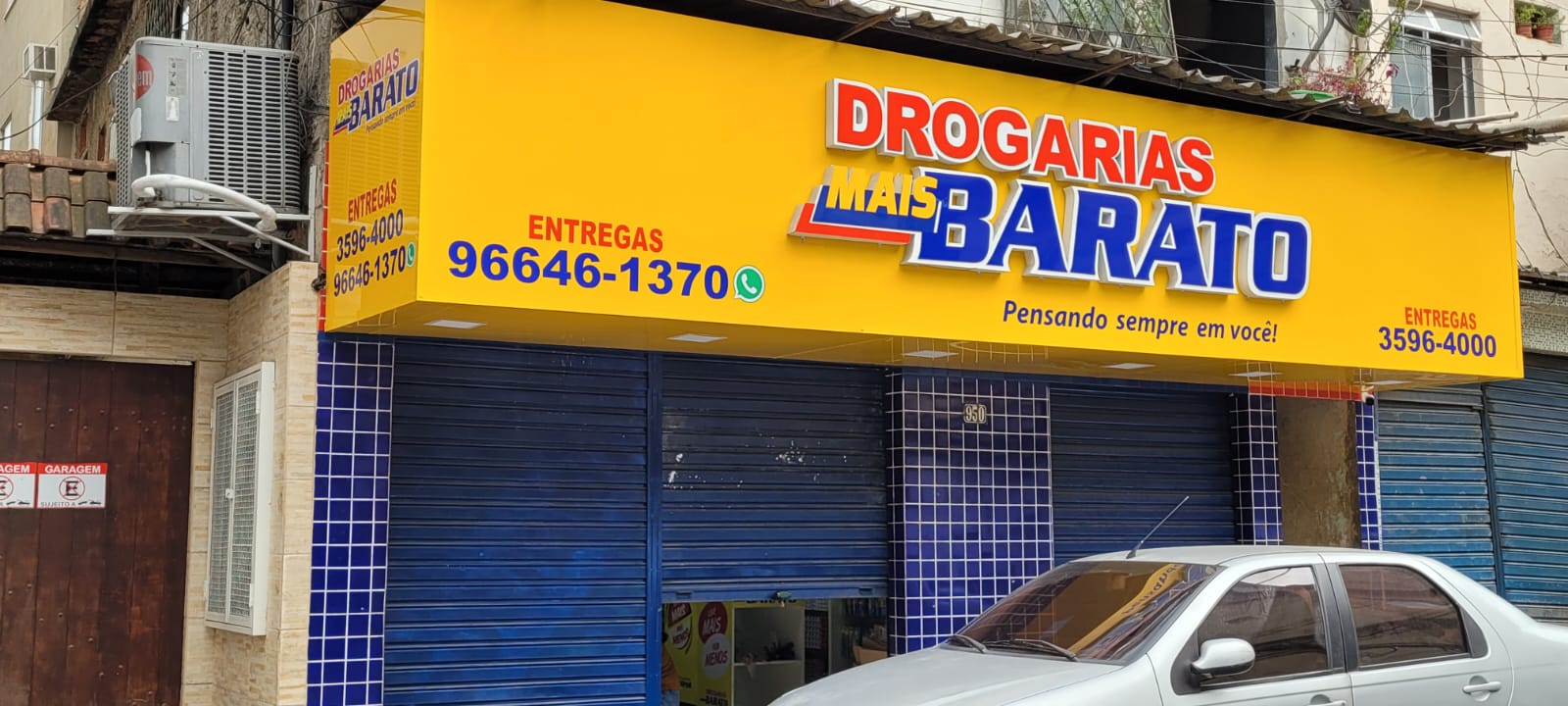 Corredor com ampla variedade de produtos de saúde e bem-estar