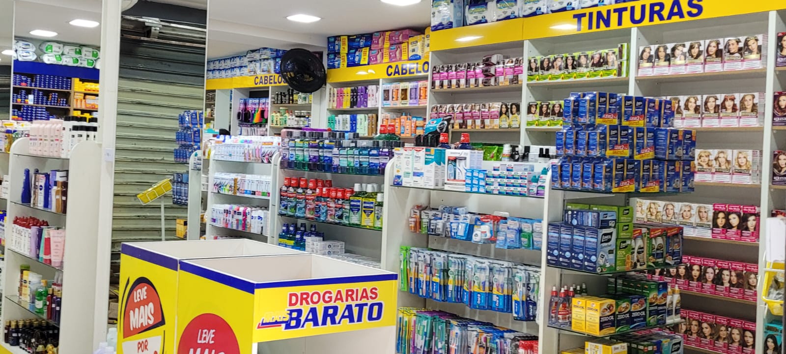 Interior espaçoso e organizado da Drogaria Mais Barato